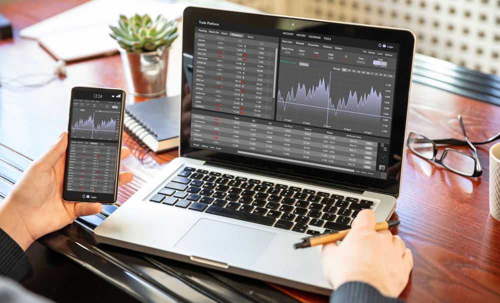 Análisis del mercado bursátil: un hombre que trabaja con un portátil monitorizando la pantalla - Tokenhell Introducción a Go4rex